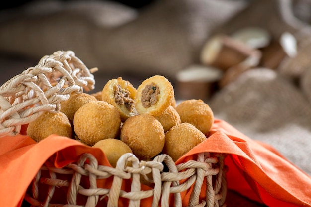 Boulette de viande, collation brésilienne salée frite à base de pâte de manioc et farcie de viande ( Bolinha de carne ).