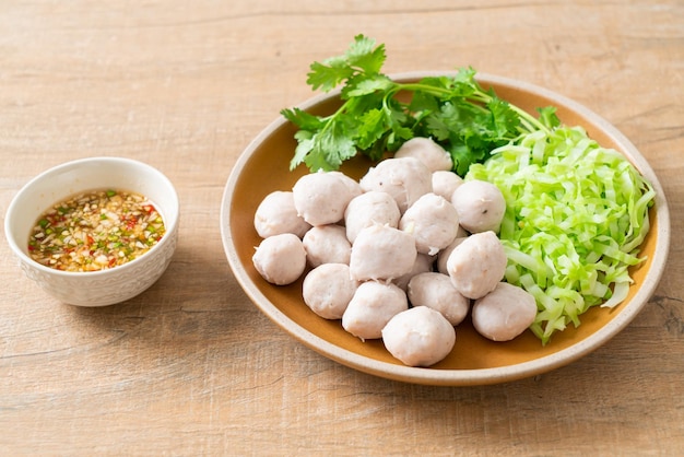 boulette de viande de porc avec légumes frais et trempette épicée