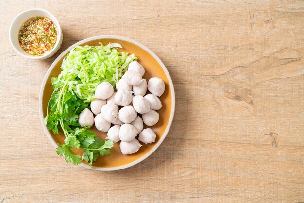 boulette de viande de porc avec légumes frais et trempette épicée