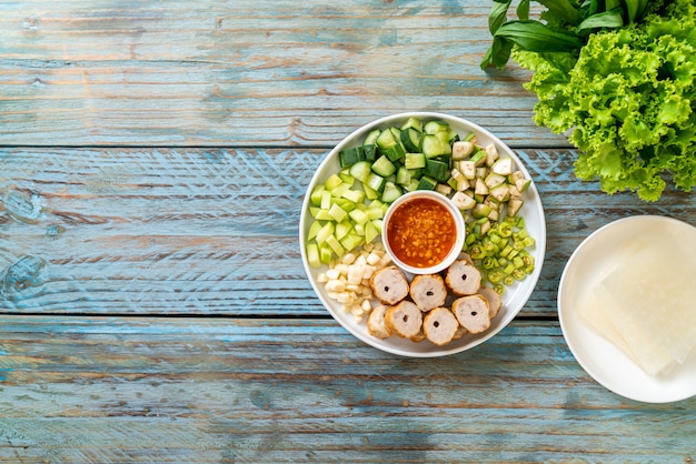 Boulette de viande de porc vietnamienne avec enveloppements de légumes