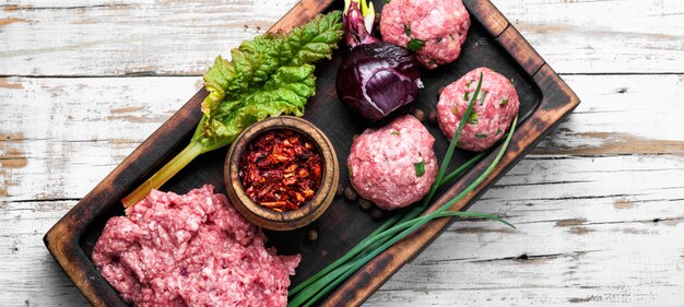 Boulettes de boeuf cru aux épices sur fond rustique