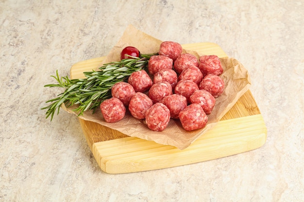 Boulettes de boeuf crues non cuites servies au romarin par dessus bord