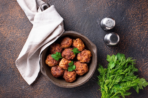 Boulettes de boeuf maison en poêle à frire