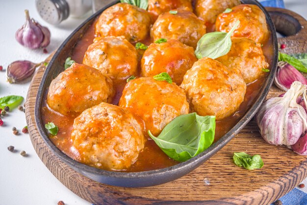 Boulettes de bœuf maison à la sauce tomate marinara