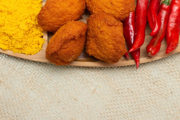 Boulettes brésiliennes traditionnelles de pois noirs aux poivrons rouges - Cuisine typique de Bahia