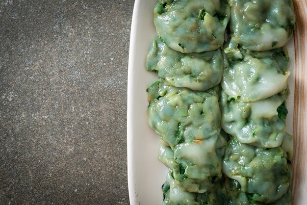 boulettes de ciboulette cuites à la vapeur avec sauce - cuisine asiatique