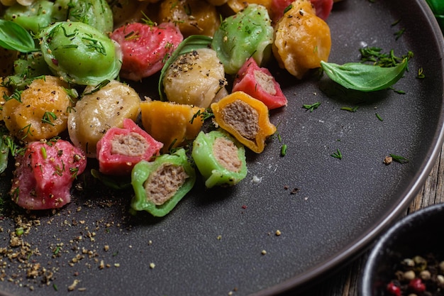 boulettes colorées dans un bol avec sauce