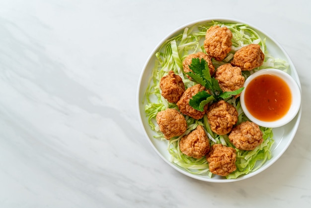 Boulettes de crevettes bouillies avec trempette épicée