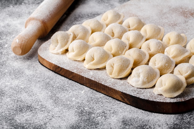 Boulettes crues maison sur planche de bois