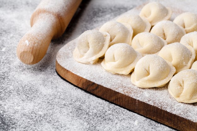 Boulettes crues maison sur planche de bois