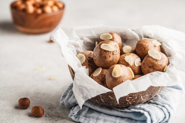 Boulettes Crues Saines De Noisettes Et De Cacao.