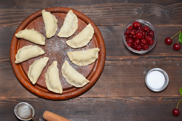 Boulettes cuites aux cerises sur une table en bois