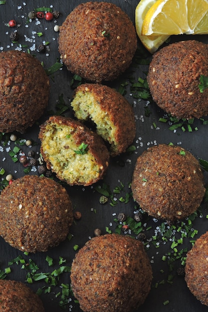 Boulettes de falafel fraîches, épices, sauce et herbes. Falafel végétalien. Nourriture maigre saine. Cuisine du Moyen-Orient.