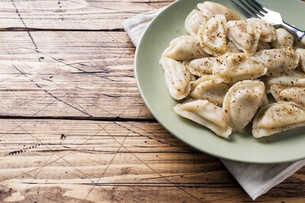 Boulettes, farcies de viande, raviolis. Plat russe traditionnel pelmeni. Boulettes avec remplissage horizontal