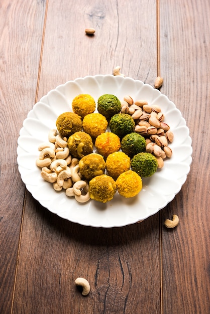 Boulettes de flocons d'avoine aux dattes ou fruits secs Laddu dans une assiette d'emballage de boîte-cadeau, mise au point sélective