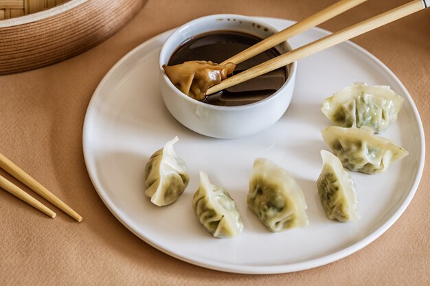 Boulettes fraîches sur fond beige