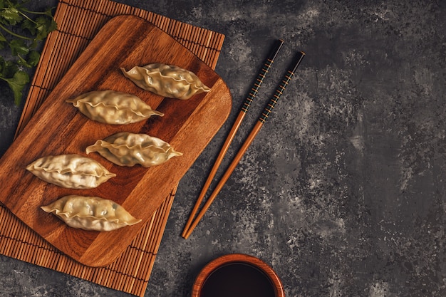 Photo boulettes fraîches sur une planche de bois