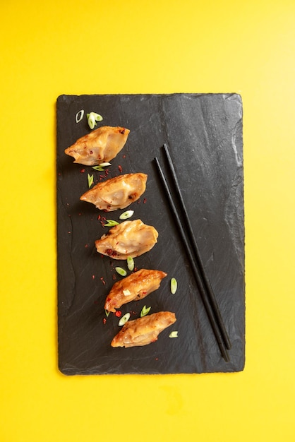 Photo boulettes frites de cuisine traditionnelle japonaise sur fond jaune