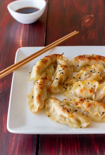 Boulettes frites à la sauce soja. Gyoza. Alimentation équilibrée. La nourriture végétarienne.