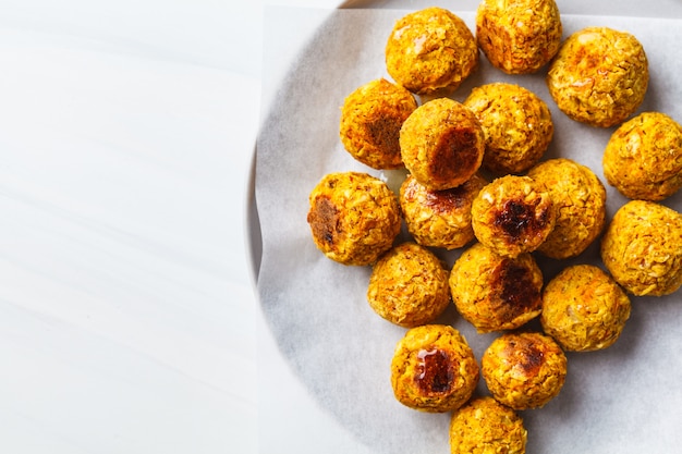 Boulettes de haricots végétaliens sur fond blanc.