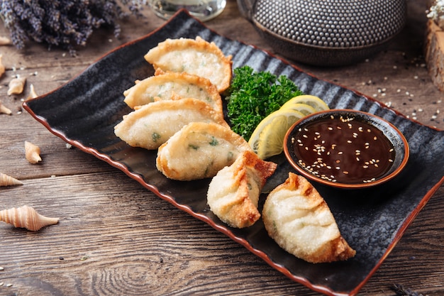 Boulettes japonaises frites sauce gedza table en bois