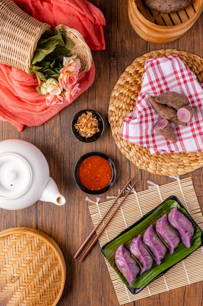 Les boulettes de légumes cuites à la vapeur à la poêle Choi, également connues sous le nom de Chai Kwe ou Chai Kue, sont l'une des nombreuses spécialités asiatiques traditionnelles et cette Choi Pan est fabriquée à partir de patate douce violette.