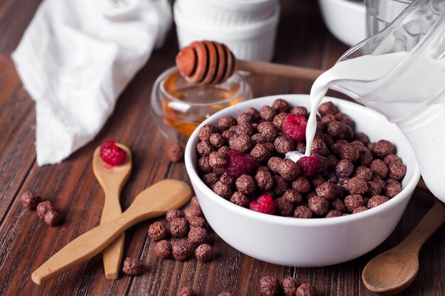 Boulettes de maïs avec du lait versé dessus