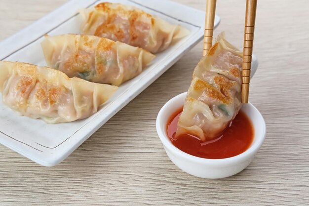 Boulettes de Mandu coréennes à base de pâte de farine et farcies de poulet assaisonné Servi avec du piment