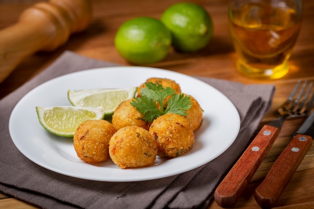 Boulettes de morue. Snack traditionnel brésilien. Bunuelos de bacalão.