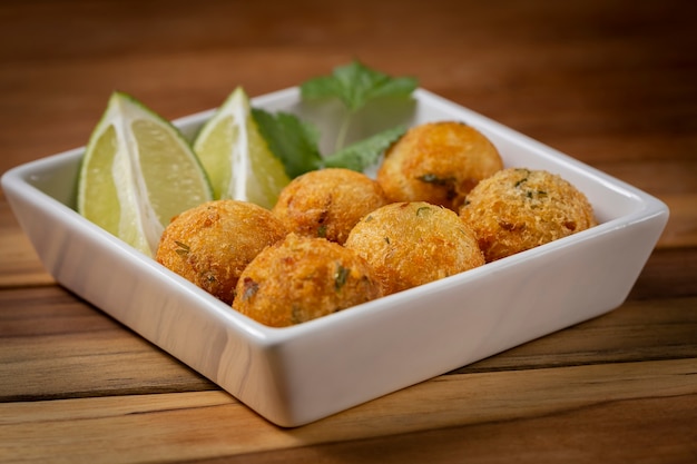 Boulettes de morue. Snack traditionnel brésilien. Bunuelos de bacalão.