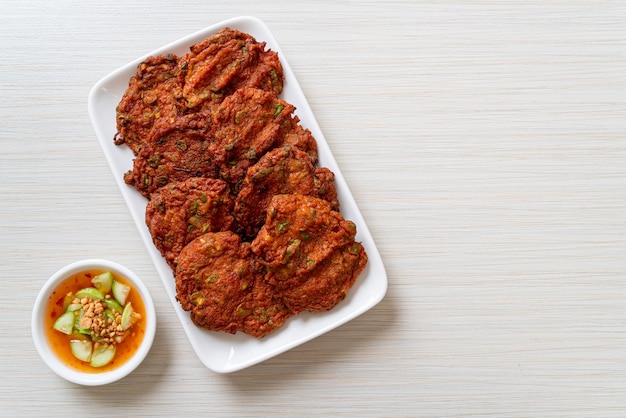 boulettes de pâte de poisson frit ou gâteau de poisson frit, style cuisine asiatique