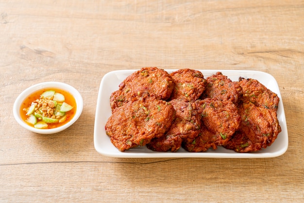 boulettes de pâte de poisson frit ou gâteau de poisson frit