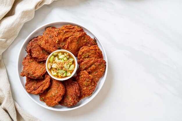 boulettes de pâte de poisson frit ou gâteau de poisson frit