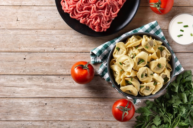 Boulettes Pelmeni sur table en bois rustique. Cuisine russe typique