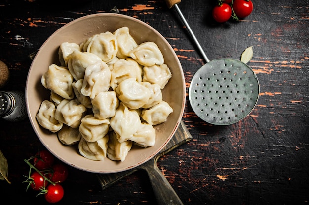 Photo des boulettes sur une planche à couper avec des tomates cerises