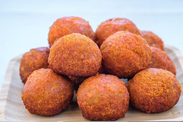 Boulettes de poisson sur l'assiette