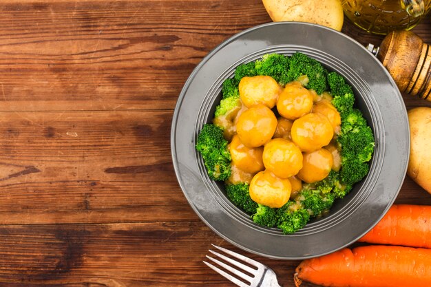 Boulettes de poisson au curry avec du brocoli sur une plaque