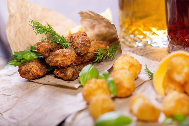 Boulettes de poisson frit au fromage au citron et aux légumes verts