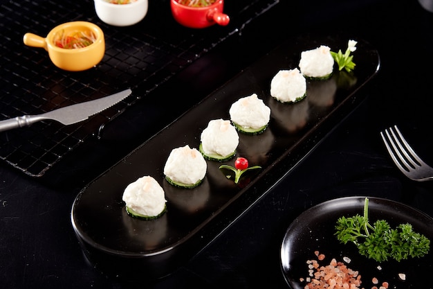 Boulettes de poisson sashimi au fromage sur joliment présenté