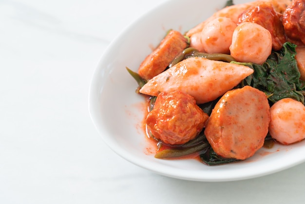 Boulettes de poisson sautées à la sauce Yentafo - Style de cuisine asiatique