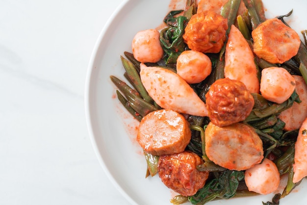 Boulettes de poisson sautées à la sauce Yentafo - Style de cuisine asiatique