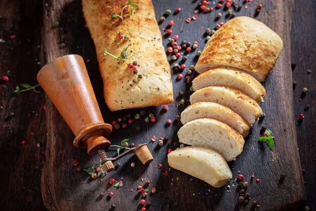 Boulettes de poivre fraîches fraîchement cuites sur planche de bois