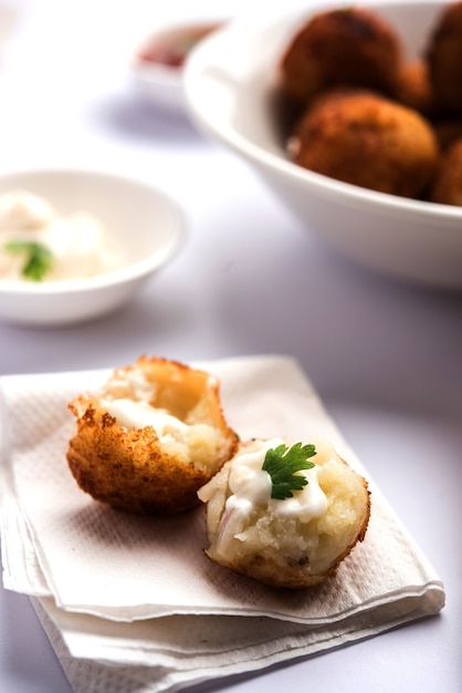 Boulettes de pommes de terre frites ou croquettes au ketchup aux tomates. Mise au point sélective