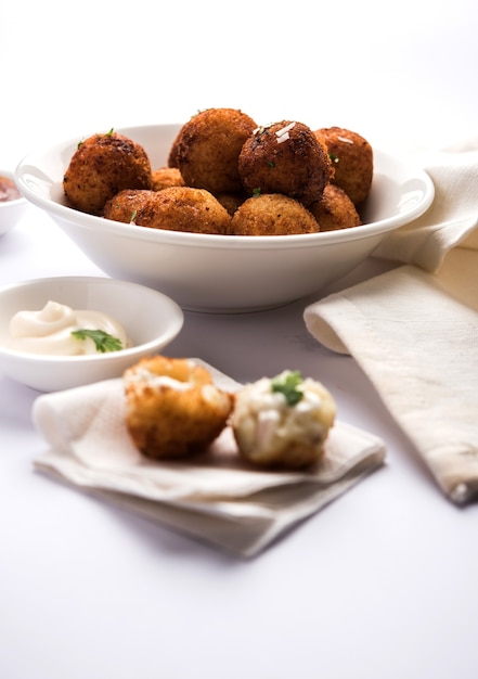 Boulettes de pommes de terre frites ou croquettes au ketchup aux tomates. Mise au point sélective