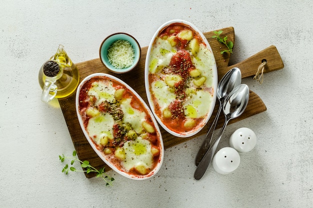 Boulettes de pommes de terre italiennes gnocchi alla sorrentina avec fromage mozzarella, cuites au four avec sauce tomate et herbes.