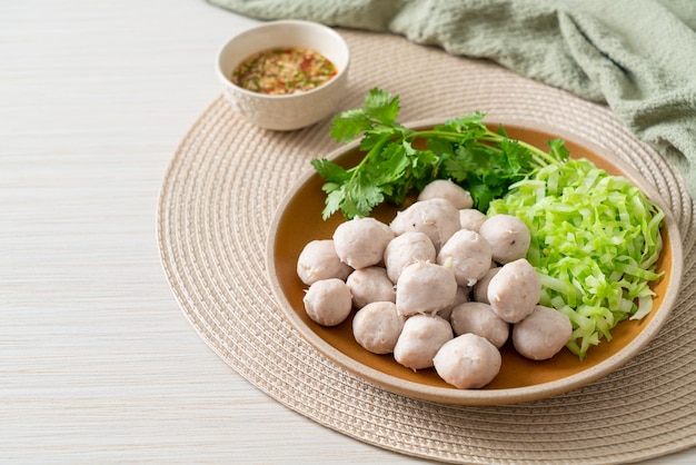 Boulettes de porc aux légumes et sauce épicée