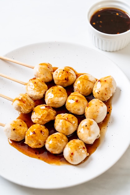 boulettes de porc grillées avec sauce chili douce