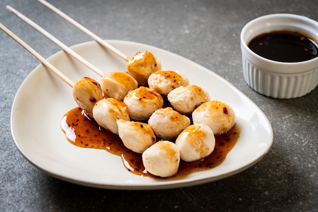 boulettes de porc grillées avec sauce chili douce