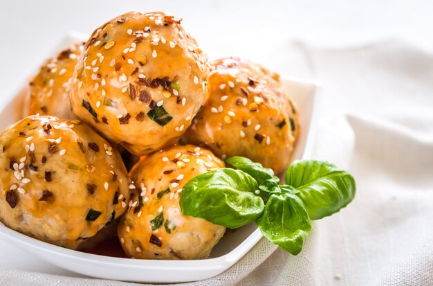 Boulettes de poulet sous sauce au piment doux