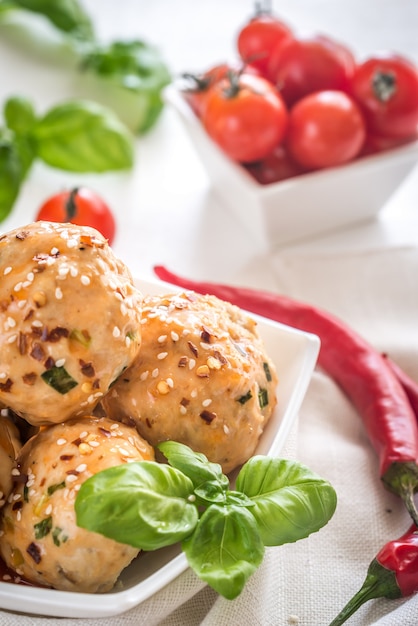 Boulettes de poulet sous sauce au piment doux